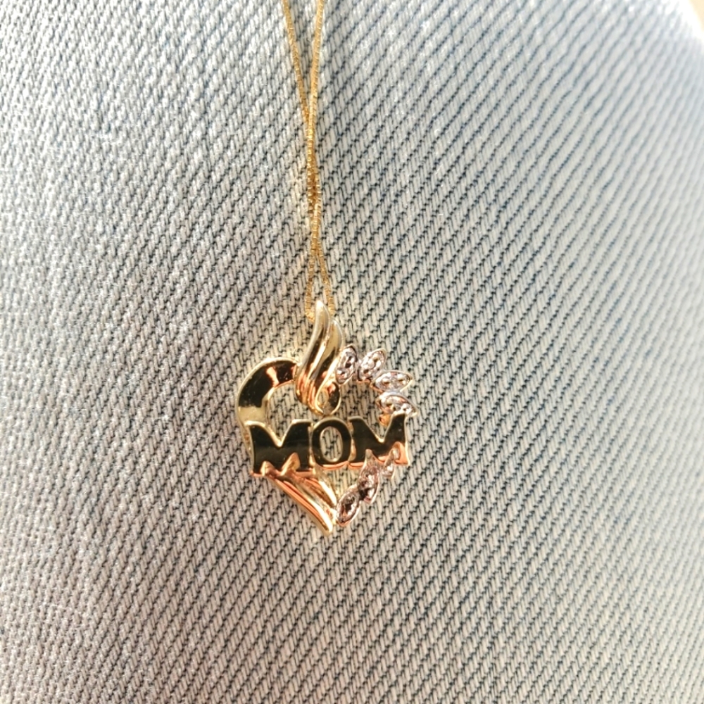 10k Mom charm and chain